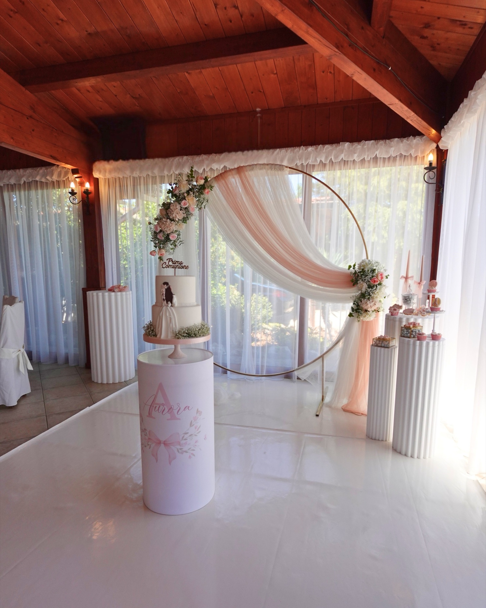 Allestimento per cerimonia nella sala di Villa Belvedere