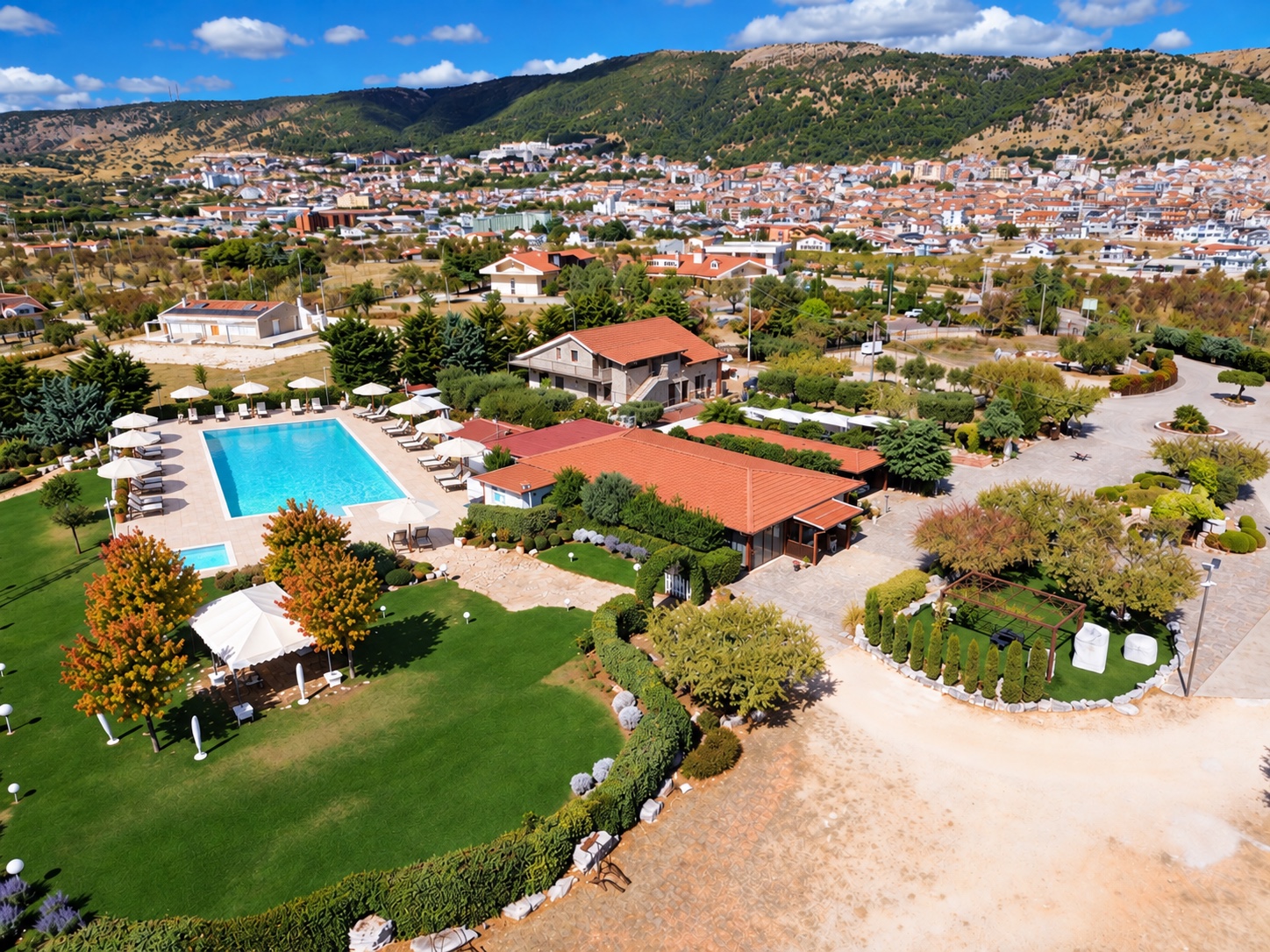Veduta aerea di Villa Belvedere con la piscina, il ristorante e San Giovanni Rotondo sullo sfondo