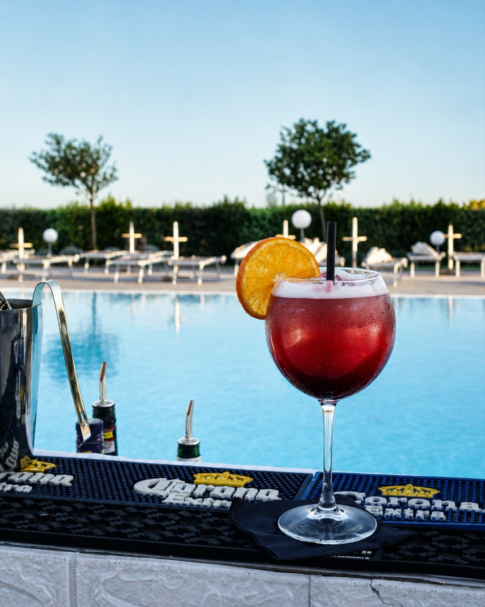 Cocktail servito al bar della piscina