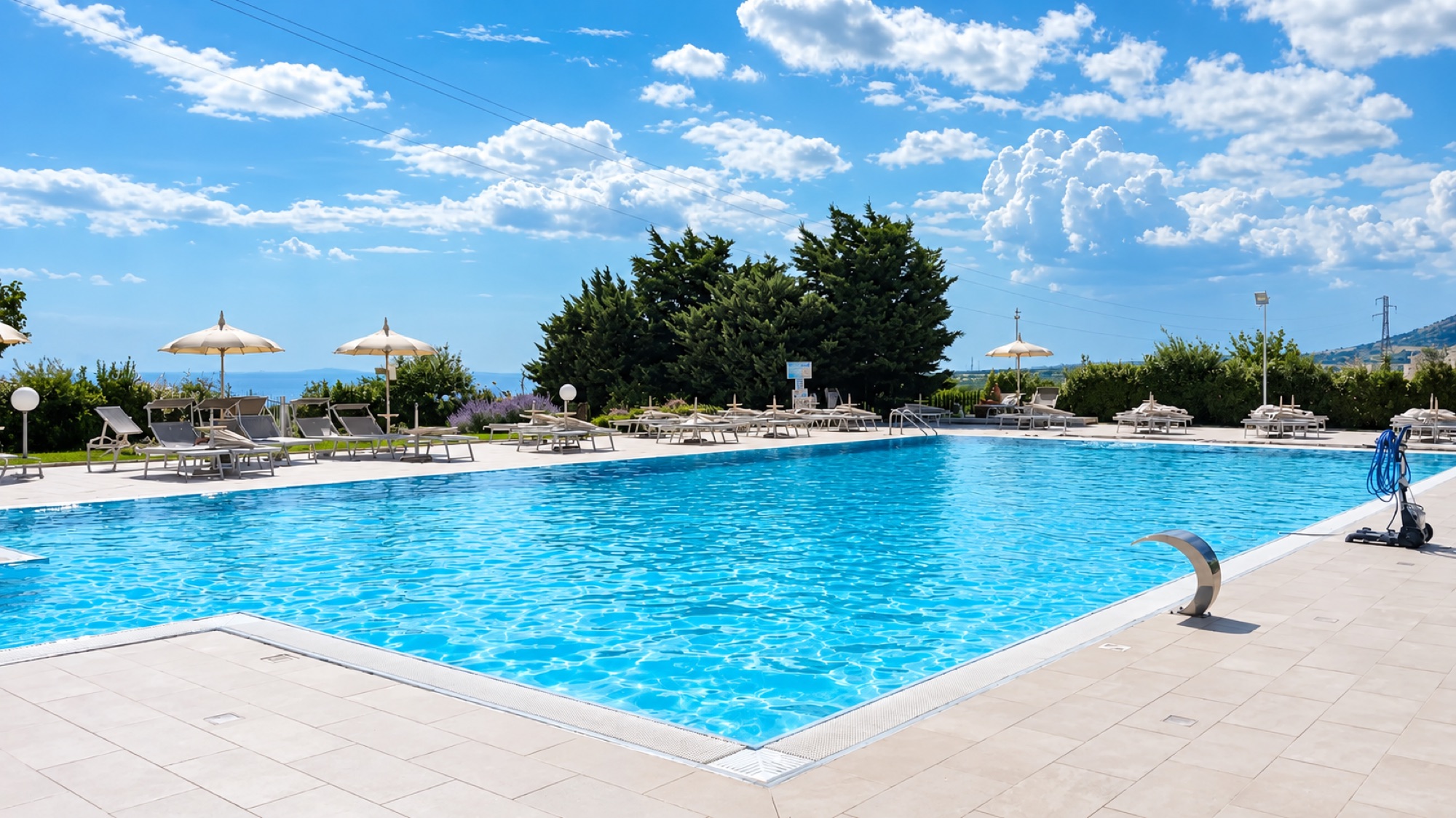 La piscina di Villa Belvedere in una giornata di sole