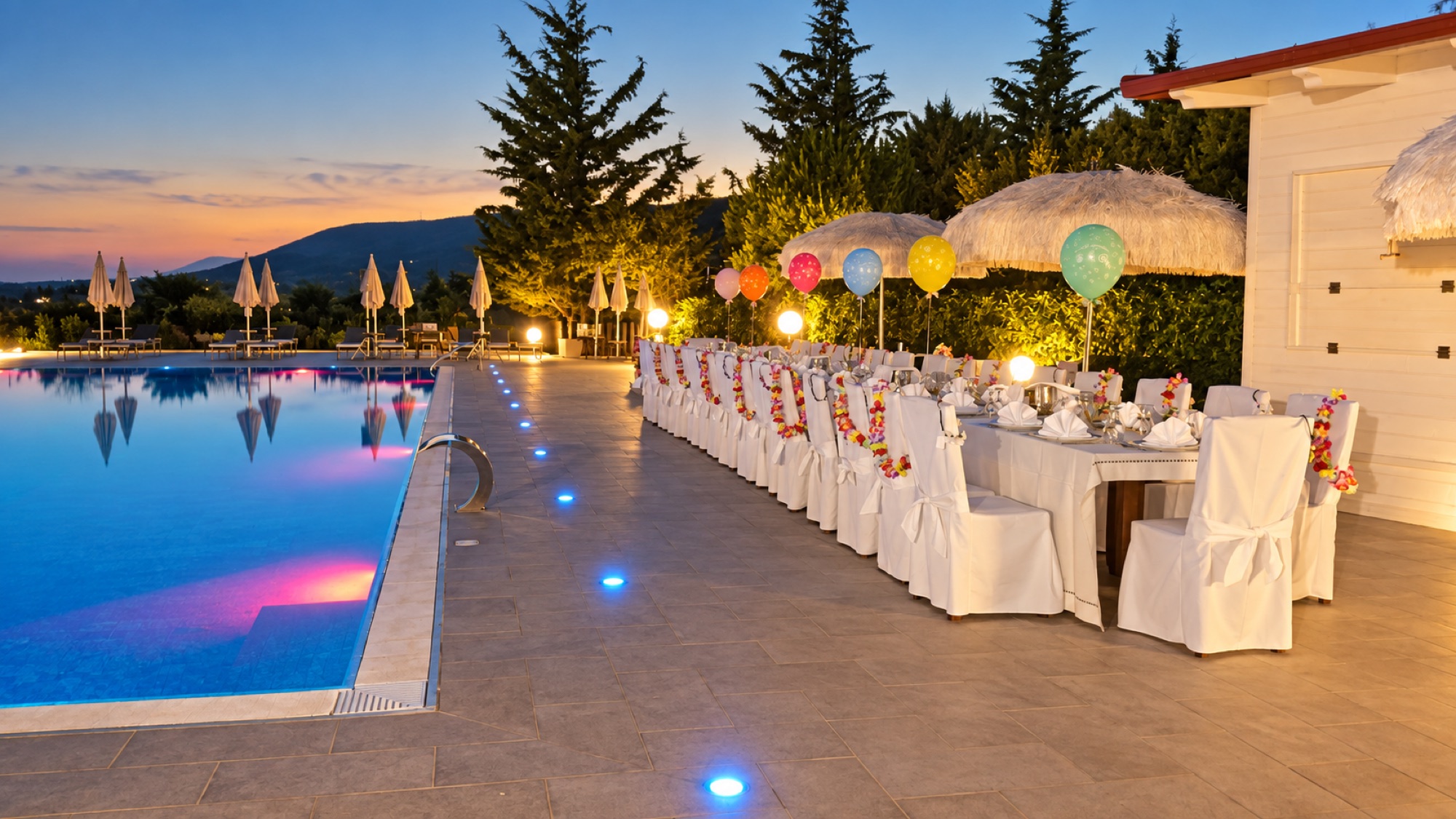 La piscina di Villa Belvedere al tramonto