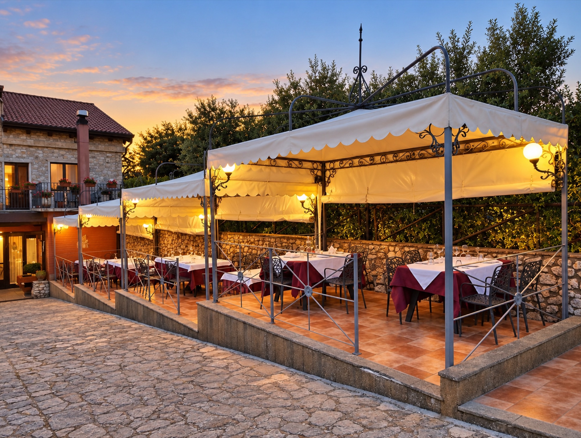 La veranda del ristorante al tramonto